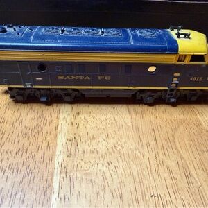 Diecast Santa Fe Locomotive Engine in Blue & Yellow